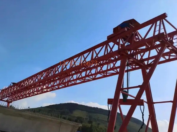 龍門吊門式起重機在作業(yè)時如何確保下方人員的**？